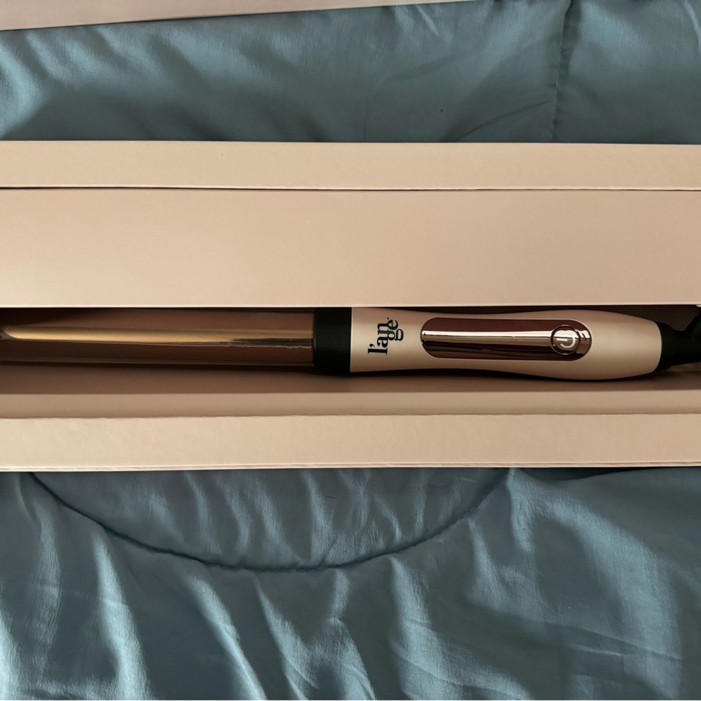 L’ange 25 mm titanium curling iron. Blush color
